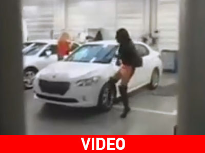 Όταν μία μελαχρινή και μία ξανθιά θέλουν να κάνουν βόλτα με αυτοκίνητο… Όταν μία μελαχρινή και μία ξανθιά θέλουν να κάνουν βόλτα με αυτοκίνητο…